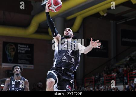 #2 Kuhse Tommy (Bertram Derthona Basket Tortona) beim Spiel Bertram Derthona Tortona gegen Vanoli Basket Cremona, italienische Basketball Serie A in Casale Monferrato (AL), Italien, 29. September 2024 Stockfoto