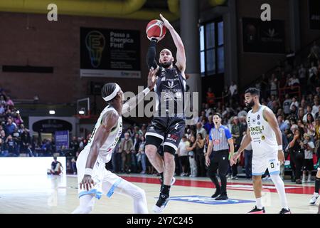 #2 Kuhse Tommy (Bertram Derthona Basket Tortona) beim Spiel Bertram Derthona Tortona gegen Vanoli Basket Cremona, italienische Basketball Serie A in Casale Monferrato (AL), Italien, 29. September 2024 Stockfoto