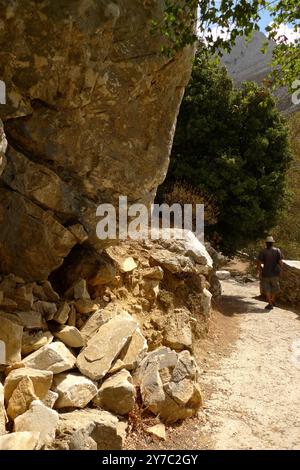 Ein junger Mann geht auf dem berühmten Weg in Richtung Mt. Zas, Naxos, Griechenland Stockfoto