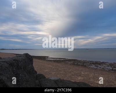 Sheerness, Kent, Großbritannien. September 2024. Wetter in Großbritannien: Eine trichterartige Wolke, die sich über der Themse bildet, aus Sheerness, Kent. Quelle: James Bell/Alamy Live News Stockfoto