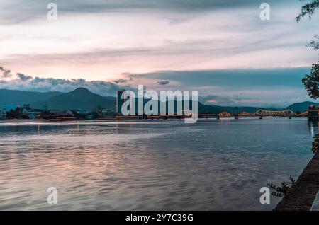 Die alte französische Brücke auf dem Praek Tuek Chhu Fluss in Kampot in Kambodscha bei Sonnenuntergang Stockfoto