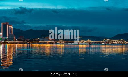 Die alte französische Brücke auf dem Praek Tuek Chhu Fluss in Kampot in Kambodscha bei Sonnenuntergang Stockfoto