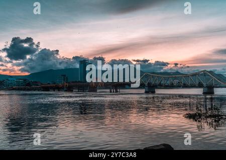 Die alte französische Brücke auf dem Praek Tuek Chhu Fluss in Kampot in Kambodscha bei Sonnenuntergang Stockfoto