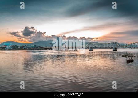 Die alte französische Brücke auf dem Praek Tuek Chhu Fluss in Kampot in Kambodscha bei Sonnenuntergang Stockfoto