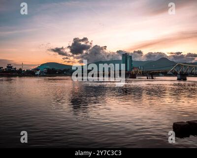 Die alte französische Brücke auf dem Praek Tuek Chhu Fluss in Kampot in Kambodscha bei Sonnenuntergang Stockfoto