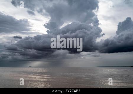 Monsunregen Wolken vor einem Gewitter auf dem Tonle SAP See in Kambodscha Stockfoto