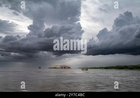 Fischer und farbenfrohe Fischerboote auf dem Tonle SAP See in Kambodscha Stockfoto