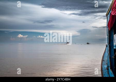 Fischer und farbenfrohe Fischerboote auf dem Tonle SAP See in Kambodscha Stockfoto