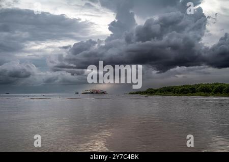 Monsunregen Wolken vor einem Gewitter auf dem Tonle SAP See in Kambodscha Stockfoto