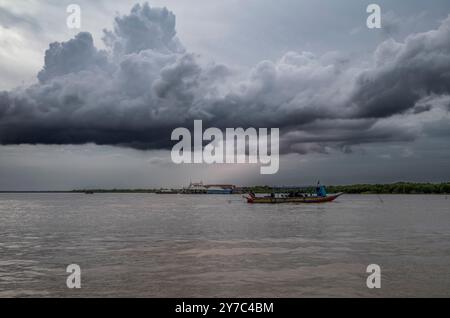 Monsunregen Wolken vor einem Gewitter auf dem Tonle SAP See in Kambodscha Stockfoto