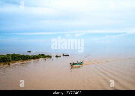 Fischer und farbenfrohe Fischerboote auf dem Tonle SAP See in Kambodscha Stockfoto