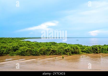 Fischer und farbenfrohe Fischerboote auf dem Tonle SAP See in Kambodscha Stockfoto