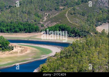 Blick auf den Melendo Meander des Flusses Alagon mit Wäldern und Hügeln zwischen den spanischen Provinzen Salamanca und Cáceres Stockfoto