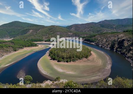 Blick auf den Melendo Meander des Flusses Alagon mit Wäldern und Hügeln zwischen den spanischen Provinzen Salamanca und Cáceres Stockfoto