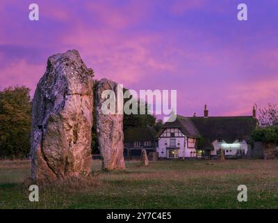 Der Red Lion in Avebury während eines wunderschönen Sonnenaufgangs Ende September im ländlichen Wiltshire. Stockfoto