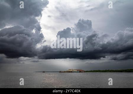 Monsunregen Wolken vor einem Gewitter auf dem Tonle SAP See in Kambodscha Stockfoto