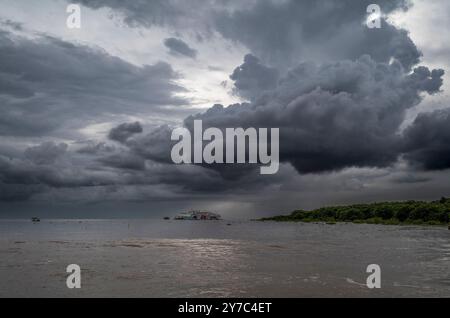 Monsunregen Wolken vor einem Gewitter auf dem Tonle SAP See in Kambodscha Stockfoto