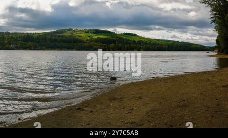 HDR-Panorama der Landschaft mit Wasser. Brünner Damm - Tschechische Republik - Stadt Brünn. Wunderschöner Blick auf die Natur. Konzept für Umwelt und Ökologie. Stockfoto