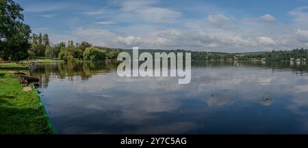 HDR-Panorama der Landschaft mit Wasser. Brünner Damm - Tschechische Republik - Stadt Brünn. Wunderschöner Blick auf die Natur. Konzept für Umwelt und Ökologie. Stockfoto