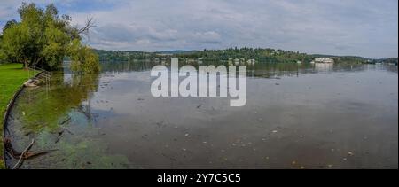 HDR-Panorama der Landschaft mit Wasser. Brünner Damm - Tschechische Republik - Stadt Brünn. Wunderschöner Blick auf die Natur. Konzept für Umwelt und Ökologie. Stockfoto