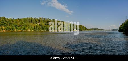 HDR-Panorama der Landschaft mit Wasser. Brünner Damm - Tschechische Republik - Stadt Brünn. Wunderschöner Blick auf die Natur. Konzept für Umwelt und Ökologie. Stockfoto