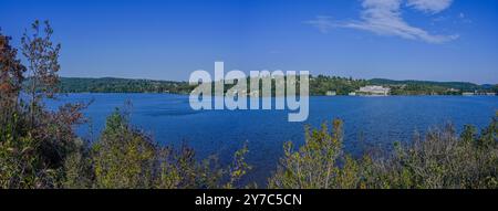 HDR-Panorama der Landschaft mit Wasser. Brünner Damm - Tschechische Republik - Stadt Brünn. Wunderschöner Blick auf die Natur. Konzept für Umwelt und Ökologie. Stockfoto