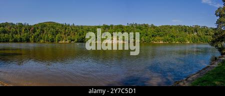 HDR-Panorama der Landschaft mit Wasser. Brünner Damm - Tschechische Republik - Stadt Brünn. Wunderschöner Blick auf die Natur. Konzept für Umwelt und Ökologie. Stockfoto