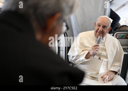 Brüssel, Belgien September 2024. Papst Franziskus spricht am Ende seines Apostolischen Besuchs in Belgien am 29. September 2024 mit Journalisten an Bord des Rückflugs aus Brüssel. Foto von ABACAPRESS. COM Credit: Abaca Press/Alamy Live News Stockfoto