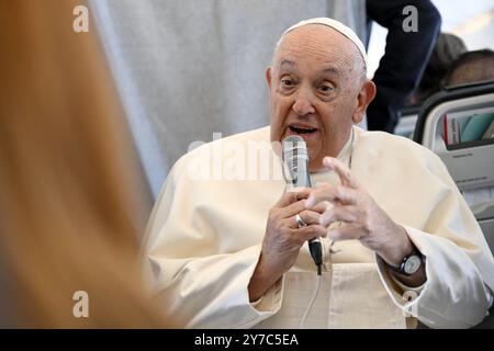 Brüssel, Belgien September 2024. Papst Franziskus spricht am Ende seines Apostolischen Besuchs in Belgien am 29. September 2024 mit Journalisten an Bord des Rückflugs aus Brüssel. Foto von ABACAPRESS. COM Credit: Abaca Press/Alamy Live News Stockfoto