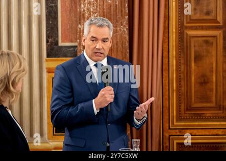 Wien, Österreich. 29. September 2024. Bundeskanzler Karl Nehammer beim ORF Gespräch mit den Spitzenkandidaten aller Parlamentsparteien nach der Nationalratswahl im österreichischen Parlament. Wien *** Wien, Österreich 29. September 2024 Bundeskanzler Karl Nehammer beim ORF Interview mit den Spitzenkandidaten aller Bundestagsparteien nach den Nationalratswahlen im österreichischen Parlament Wien Stockfoto