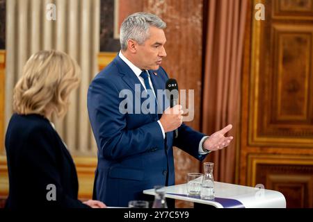 Wien, Österreich. 29. September 2024. Bundeskanzler Karl Nehammer beim ORF Gespräch mit den Spitzenkandidaten aller Parlamentsparteien nach der Nationalratswahl im österreichischen Parlament. Wien *** Wien, Österreich 29. September 2024 Bundeskanzler Karl Nehammer beim ORF Interview mit den Spitzenkandidaten aller Bundestagsparteien nach den Nationalratswahlen im österreichischen Parlament Wien Stockfoto