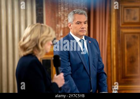 Wien, Österreich. 29. September 2024. Bundeskanzler Karl Nehammer beim ORF Gespräch mit den Spitzenkandidaten aller Parlamentsparteien nach der Nationalratswahl im österreichischen Parlament. Wien *** Wien, Österreich 29. September 2024 Bundeskanzler Karl Nehammer beim ORF Interview mit den Spitzenkandidaten aller Bundestagsparteien nach den Nationalratswahlen im österreichischen Parlament Wien Stockfoto