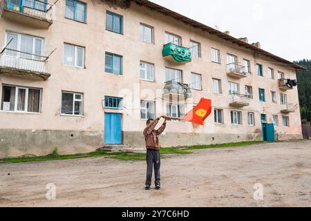 Kirgisistan, Dorf Djety-Oguz, Kind, das die kirgisische Flagge schwenkt Stockfoto