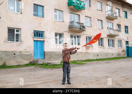 Kirgisistan, Dorf Djety-Oguz, Kind, das die kirgisische Flagge schwenkt Stockfoto