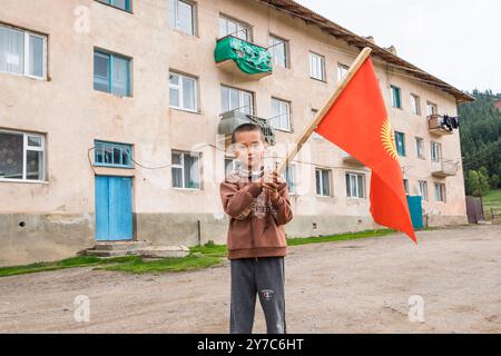 Kirgisistan, Dorf Djety-Oguz, Kind, das die kirgisische Flagge schwenkt Stockfoto