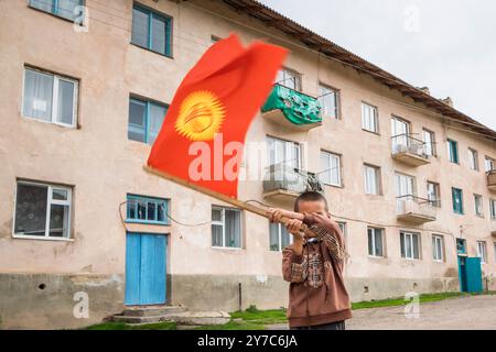 Kirgisistan, Dorf Djety-Oguz, Kind, das die kirgisische Flagge schwenkt Stockfoto