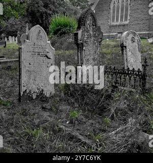 Gräber auf einem viktorianischen Friedhof in Whitchurch Village, Cardiff, Wales, Großbritannien. . Entsättigungseffekt auf dem Foto. Stockfoto