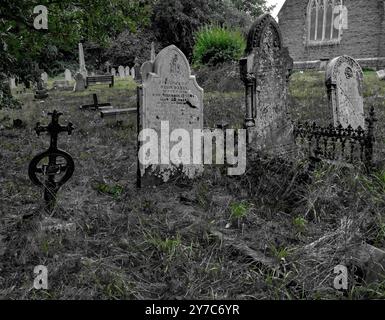 Gräber auf einem viktorianischen Friedhof in Whitchurch Village, Cardiff, Wales, Großbritannien. . Entsättigungseffekt auf dem Foto. Stockfoto