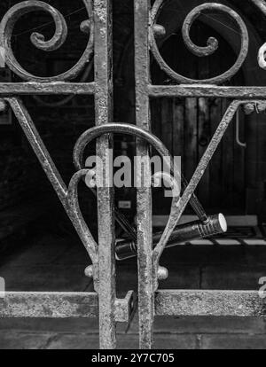 Nahaufnahme eines Vorhängeschlosses an den Metalltüren in eine Kirche in Wales. Gesperrt. Geschlossen. Gemeinde. Geschlossen. Vandalismus. Diebstahl. Stockfoto
