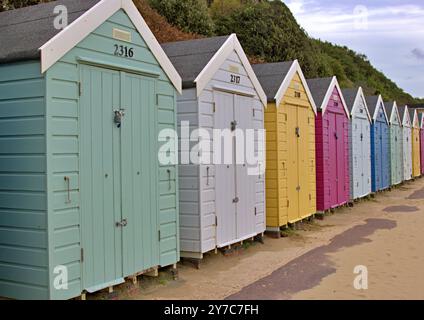 Eine Reihe von Strandhütten an der Küste Stockfoto