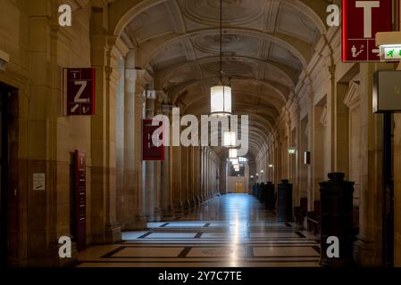 Paris, Frankreich, 15. August 2024 Innenraum des Palais de Justice („Justizpalast“) mit Berufungs- und Kassationsgericht Stockfoto