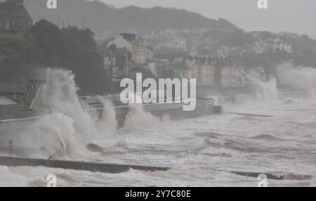 Dawlish, Devon, Großbritannien. September 2024. Wetter in Großbritannien: Wind, Regen und große Wellen stürzen auf Dawlish, Devon. Hinweis: Nidpor/Alamy Live News Stockfoto