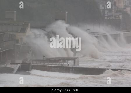 Dawlish, Devon, Großbritannien. September 2024. Wetter in Großbritannien: Wind, Regen und große Wellen stürzen auf Dawlish, Devon. Hinweis: Nidpor/Alamy Live News Stockfoto