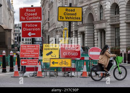 Mehrere Straßenschilder informieren die Verkehrsteilnehmer über die Umlenkung in den Eingang der King William Street, City of London ist für den Verkehr gesperrt und CCTV verwendet. Stockfoto