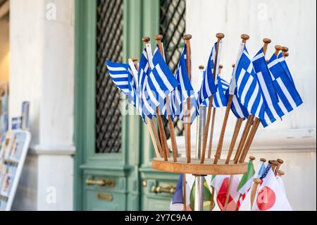 Kleine griechische Nationalflaggen zum Verkauf vor einem Geschäft in Athen, Griechenland. Stockfoto