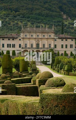 Im Zentrum von Valpantena, nördlich von Verona, befindet sich seit 1824 im Dorf Grezzana Cuzzi in der Villa Allegri Arvedi. Stockfoto