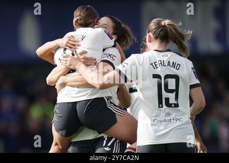 Liverpool, Großbritannien. September 2024. Everton FC gegen Manchester Utd FC Barclays Womens Super League. WALTON HALL PARK STADIUM, ENGLAND - 30. SEPTEMBER 2024 man United feiert, nachdem er beim Barclays Women´s Super League Spiel zwischen Everton FC und Bristol City FC am 30. September 2024 im Walton Hall Park Stadium in Liverpool England einen Treffer erzielte ( Credit: ALAN EDWARDS/Alamy Live News) Stockfoto