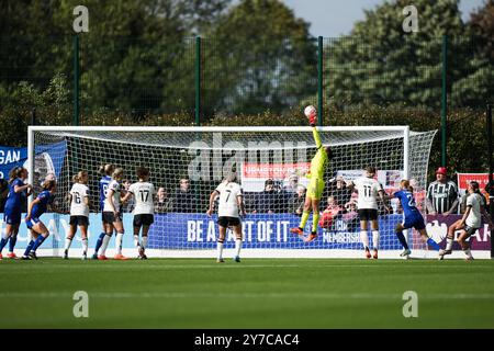 Liverpool, Großbritannien. September 2024. Everton FC gegen Manchester Utd FC Barclays Womens Super League. WALTON HALL PARK STADIUM, ENGLAND - 30. SEPTEMBER 2024 Goalmouth-Action während des Spiels der Barclays Women´s Super League zwischen Everton FC und Bristol City FC im Walton Hall Park Stadium am 30. September 2024 in Liverpool England ( Credit: ALAN EDWARDS/Alamy Live News) Stockfoto