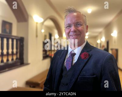 29. September 2024, Schleswig-Holstein, Westerland/Sylt: Nikolas Häckel (nicht-Partei), Bürgermeister von Sylt, steht vor dem Sitzungssaal im Rathaus. Am Sonntag stimmten die Bürger der Nordseeinsel im Wahlverfahren gegen ihren Bürgermeister. Foto: Lea Albert/dpa Stockfoto