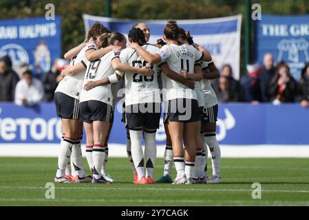 Liverpool, Großbritannien. September 2024. Everton FC gegen Manchester Utd FC Barclays Womens Super League. WALTON HALL PARK STADIUM, ENGLAND - 30. SEPTEMBER 2024 Mannschaften der Männer Utd treffen sich während des Spiels der Barclays Women´s Super League zwischen Everton FC und Bristol City FC im Walton Hall Park Stadium am 30. September 2024 in Liverpool England ( Credit: ALAN EDWARDS/Alamy Live News) Stockfoto